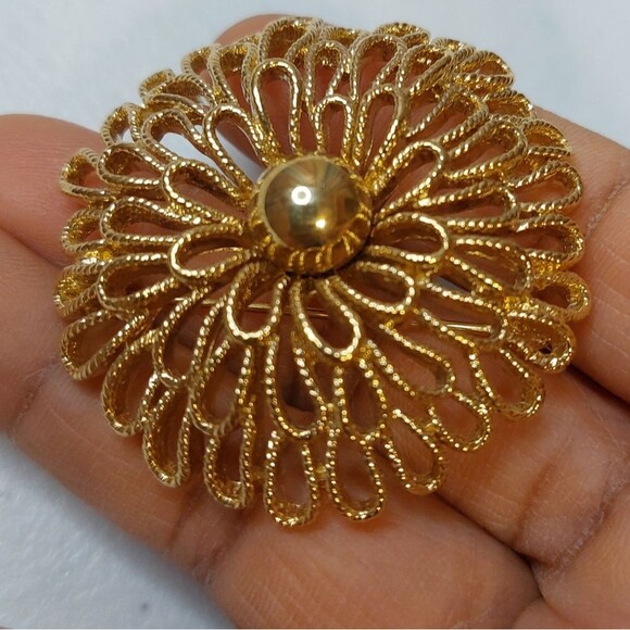 Trifari Jewelry - Vintage Trifari Gold Tone Filigree Domed Chrysanthemum Brooch Pin
